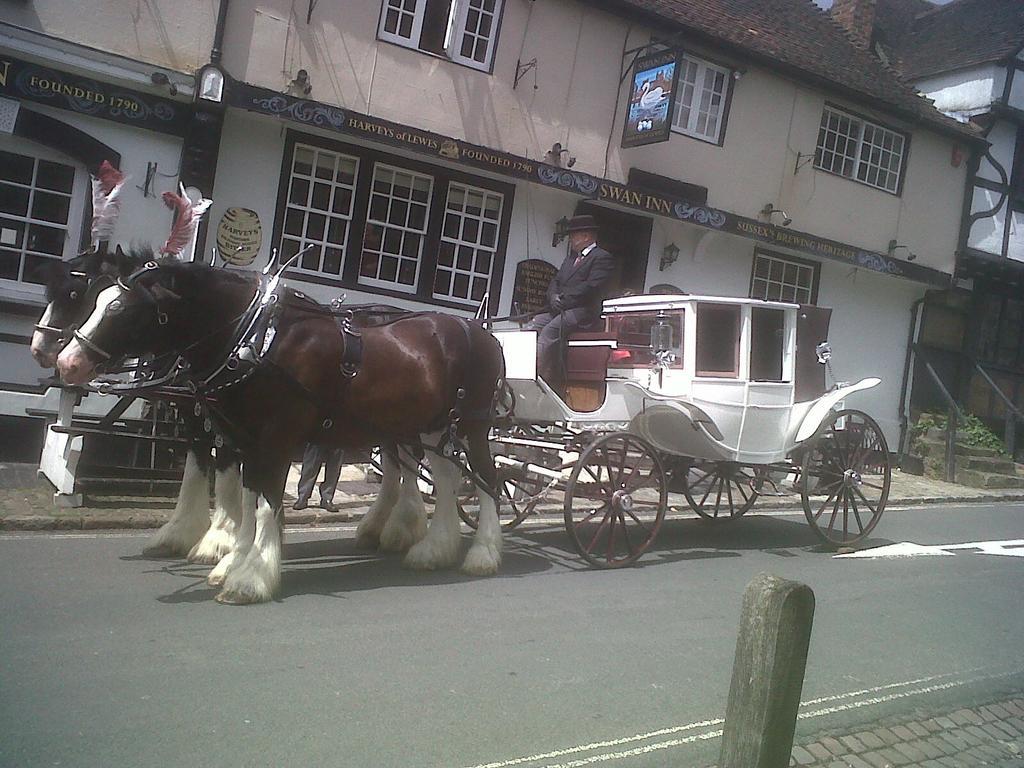 The Swan Inn Midhurst Buitenkant foto
